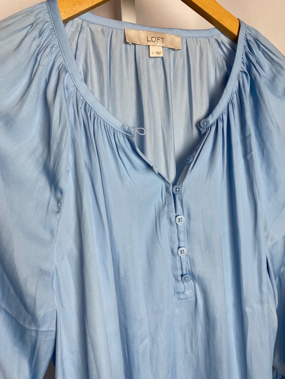 Loft Light Blue Womenʻs Soft Long Sleeve Split Neck Ruched Shoulder Blouse Large - Picture 4 of 7